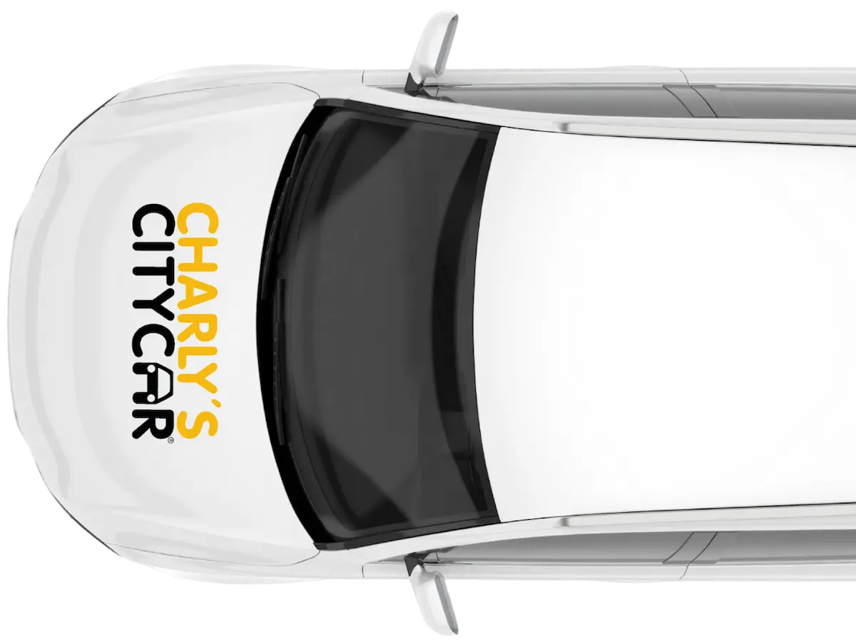 Ansicht von oben auf ein Fahrzeug mit Charly’s Citycar® Branding als mobile Werbefläche.