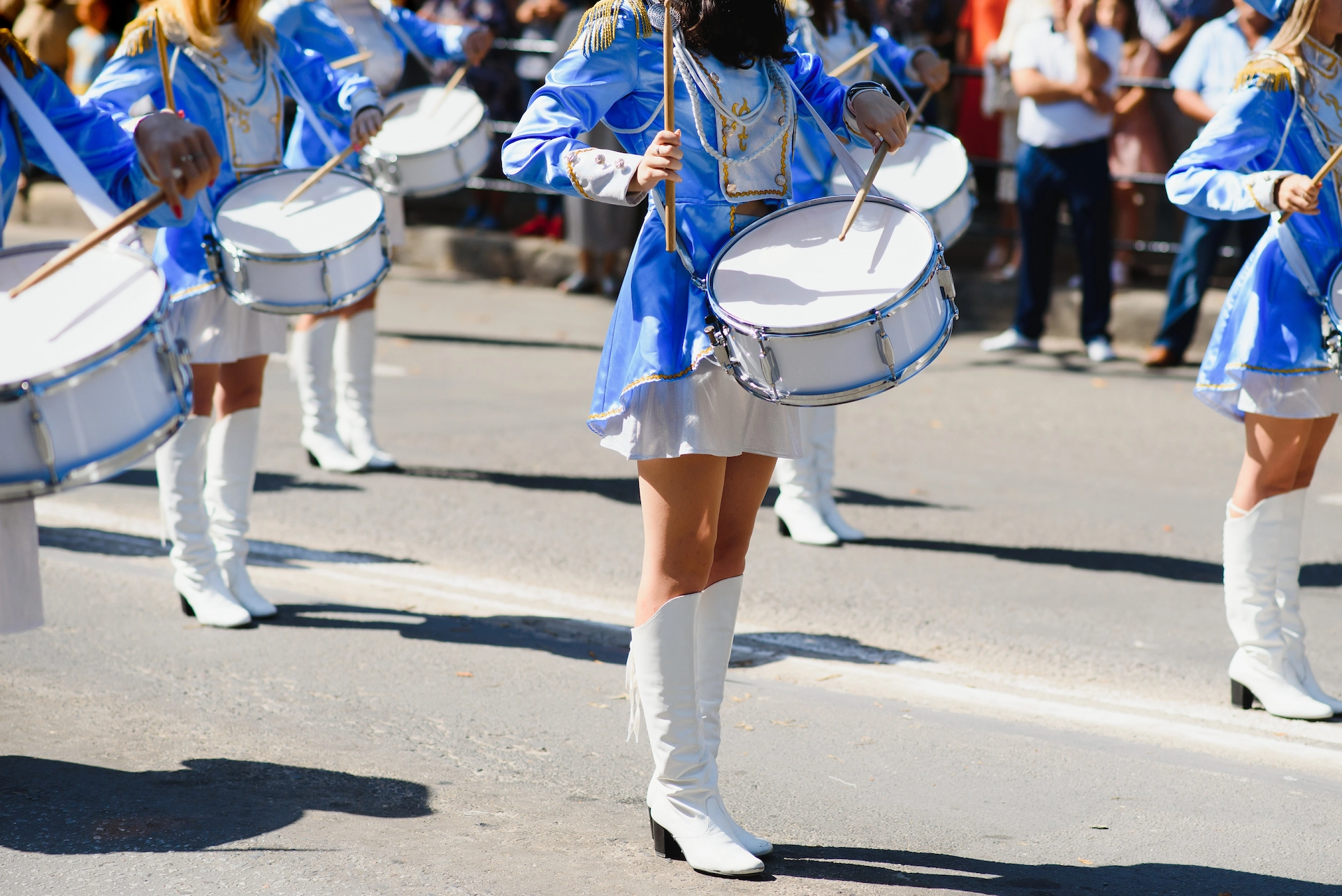 Trommlerinnen in blau-weißen Uniformen beim Karnevalsumzug in Koblenz