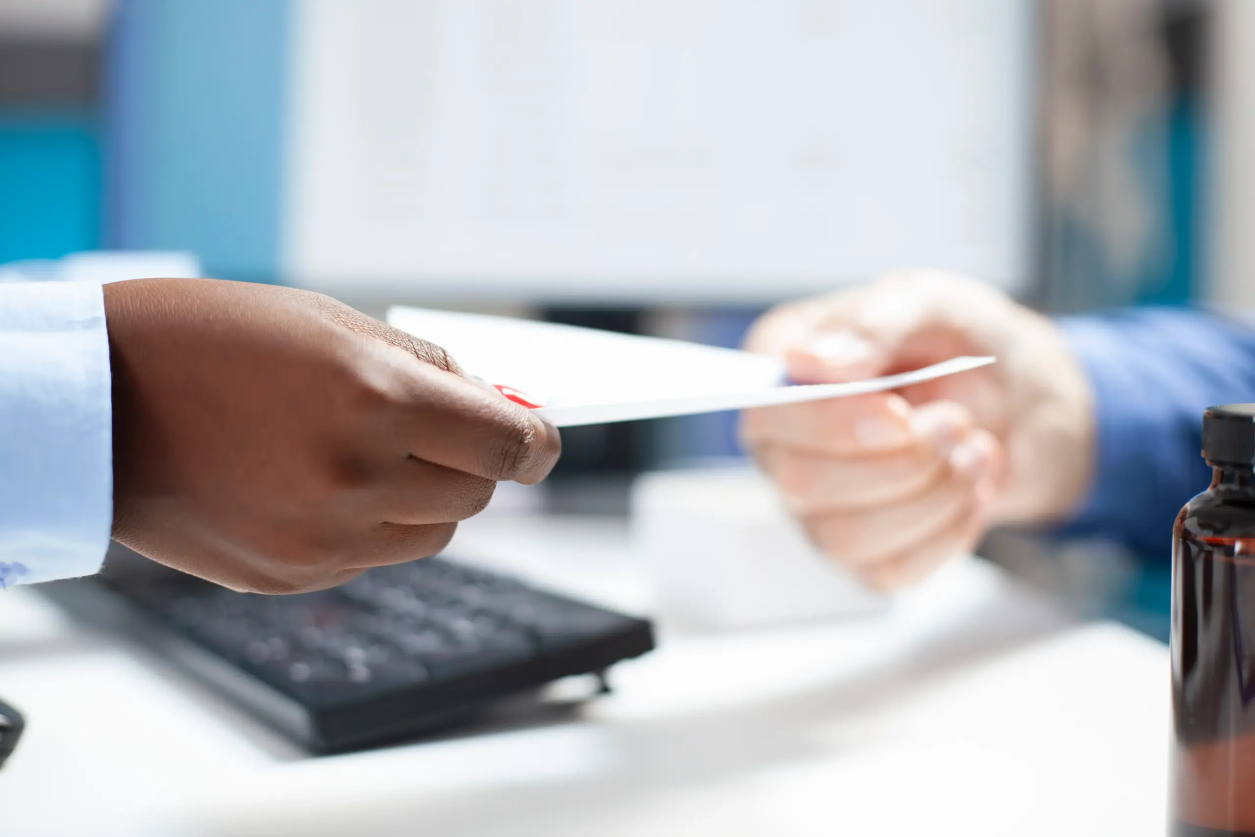 Zettel wird von Hand zu Hand gereicht.