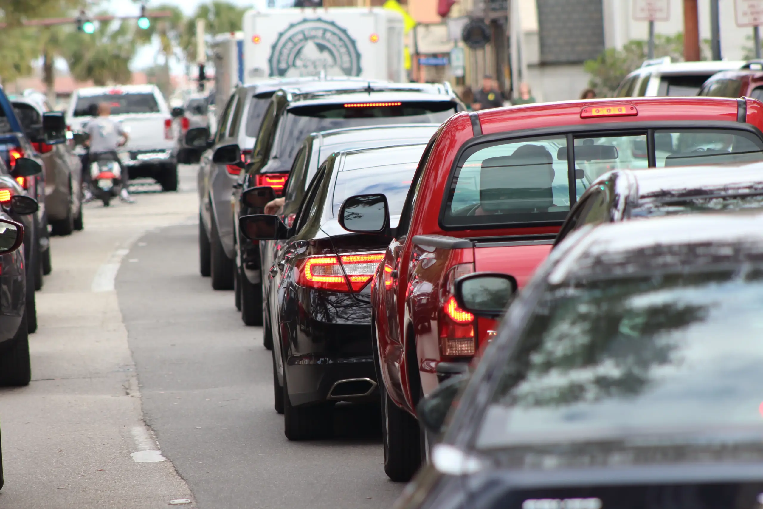Dichter Autoverkehr auf einer Stadtstraße zum Schulstart in Koblenz