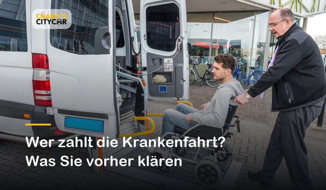 Ein Fahrgast wird im eigenen Rollstuhl über die Rampe in einen Wagen geschoben